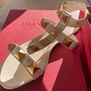 Valentino gladiator Sandals. Worn 4 times. Size 39. Purchased at sacks.box & bag